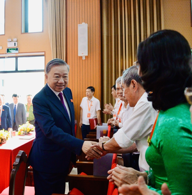 Tổng Bí thư Tô Lâm bắt tay các đại biểu dự Đại hội Đại biểu Đảng bộ xã Nghĩa Trụ lần thứ I, nhiệm kỳ 2025-2030