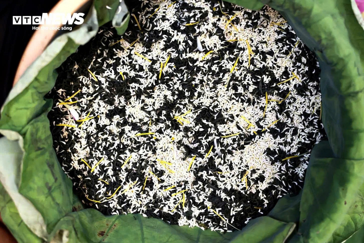 Ít ai biết rằng, để chế biến được 1 kg trà sen thượng hạng, người làm cần tới 1.000 - 1.200 bông sen. Quá trình ướp kéo dài nhiều ngày với nhiều lượt thay gạo sen. Mỗi lần là một chuỗi công đoạn tỉ mỉ: tách gạo, trộn trà, lên hương, sấy khô…Tất cả đều làm bằng tay, chỉ một thao tác cẩu thả cũng có thể khiến hương sen không trọn vẹn. "Cứ một lớp trà là một lớp gạo sen ủ từ 2 - 5 ngày, sau đó lại được lấy ra để sàng bỏ lớp gạo sen đi, rồi sao thủ công trên chảo. Phải lặp đi lặp lại quy trình này 5 - 7 lần mới cho ra được một kg trà thành phẩm. Khi ủ, để biết trà có "ăn" được hương sen không thì phải kiểm tra rất kỹ, nếu không đạt thì phải lọc lại gạo sen, đem trà đi sấy khô nhẹ rồi mới làm lại các công đoạn từ đầu", chị Giang chia sẻ.