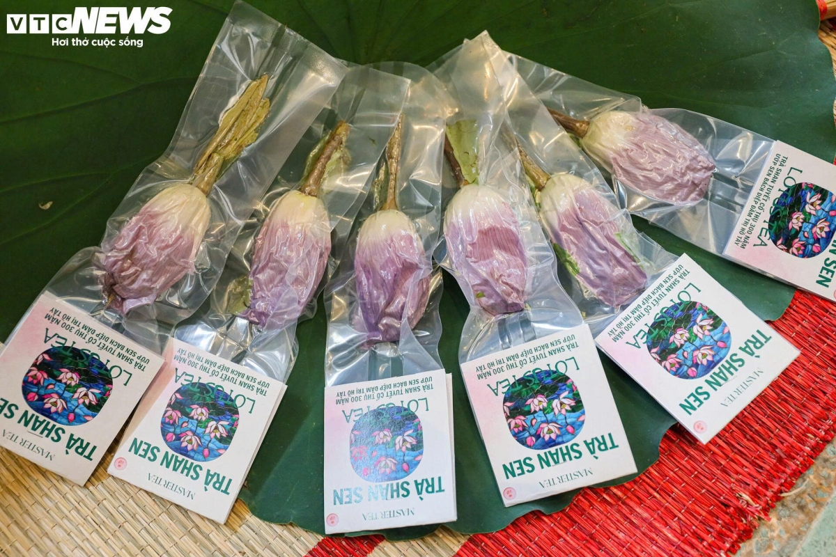 Còn với loại được chế biến cầu kỳ từ trà shan tuyết cổ thụ thì có giá lên tới 1,2 - 1,7 triệu đồng/lạng (tương đương 12 - 17 triệu đồng/kg). Loại được chế biến từ trà Thái Nguyên cũng đắt đỏ không kém, giá từ 800.000 - 1.500.000 đồng/lạng (tương đương 8 - 15 triệu đồng/kg). Chị Giang tự tin cho biết, dù rất đắt nhưng các loại trà này vẫn được khách chuộng mua và chưa bao giờ ế ẩm vì quá nổi tiếng về độ thơm ngon, tinh tế.