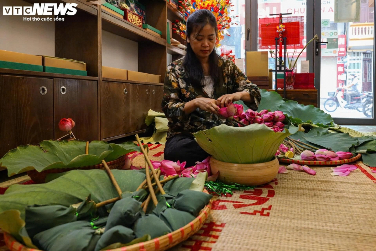 Là một trong những gia đình có nghề gia truyền làm trà sen, chị Lê Châu Giang cho biết, cứ vào mùa sen Hồ Tây là chị đều cất công đi chọn lựa những bông sen tươi, đẹp, thơm ngát ở đầm Trị ngay từ sáng sớm. "Không phải loài sen nào cũng đủ hương để làm nên một ấm trà ngon. Với những người sành trà, chỉ có sen ở đầm Trị Hồ Tây mới làm họ hài lòng", chị Giang nói.