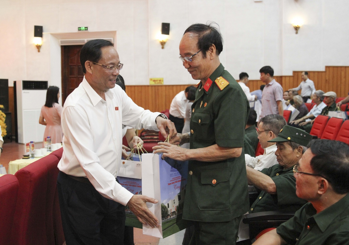 Phó Chủ tịch Quốc hội Trần Quang Phương và đoàn công tác trao tặng 100 suất quà tới các thương binh, bệnh binh, thân nhân liệt sĩ và người có công với cách mạng.