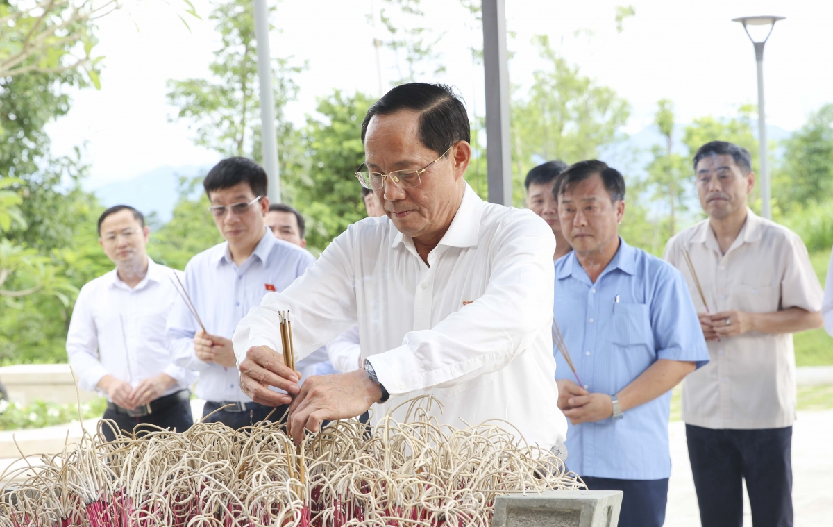 Phó Chủ tịch Quốc hội Trần Quang Phương cùng đoàn công tác đến dâng hương tại Đền thờ liệt sĩ tại Chiến trường Điện Biên Phủ.