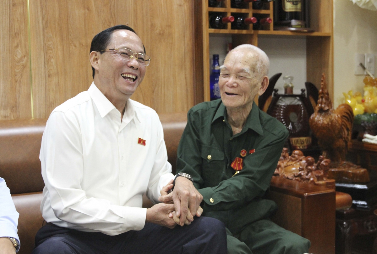 Phó Chủ tịch Quốc hội Trần Quang Phương thăm gia đình ông Nguyễn Việt Điểm, thương binh 23%, từng bị địch bắt tù đày tại phường Điện Biên Phủ.