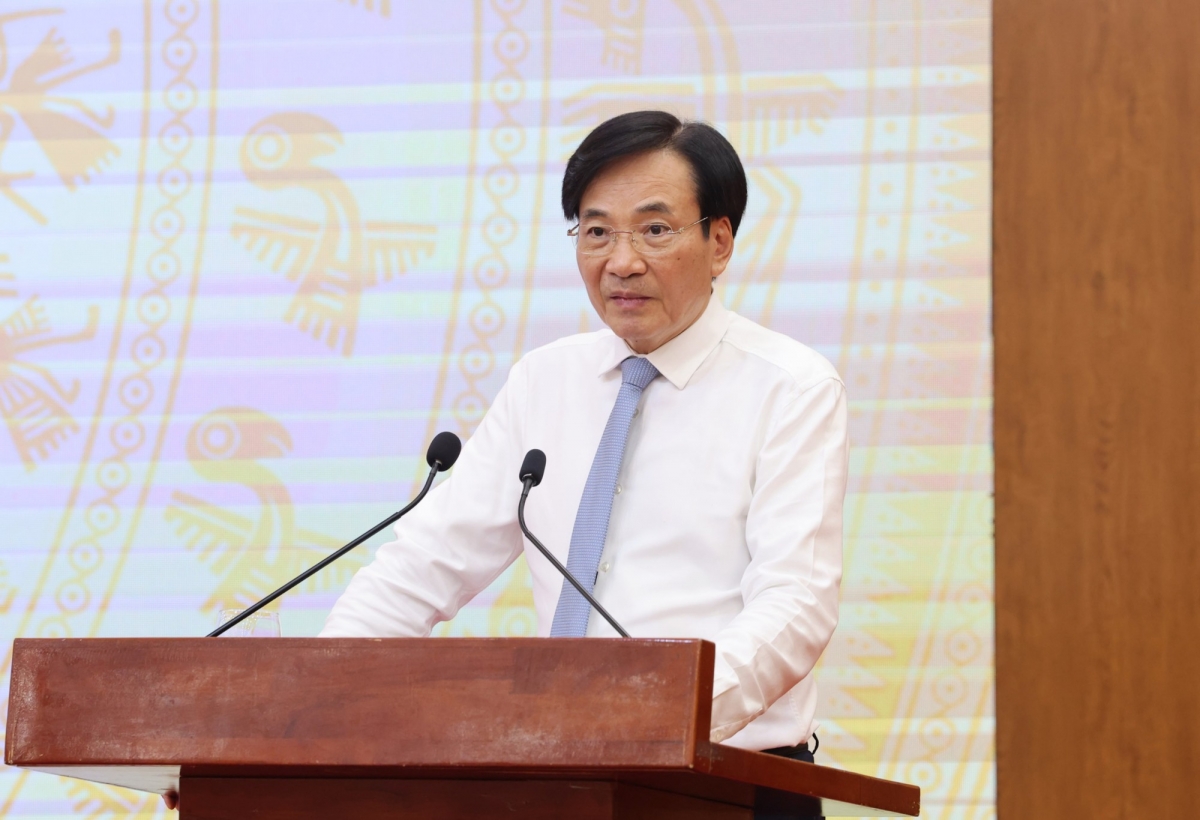 Bộ trưởng, Chủ nhiệm Văn phòng Chính phủ Trần Văn Sơn tại cuộc Họp báo.