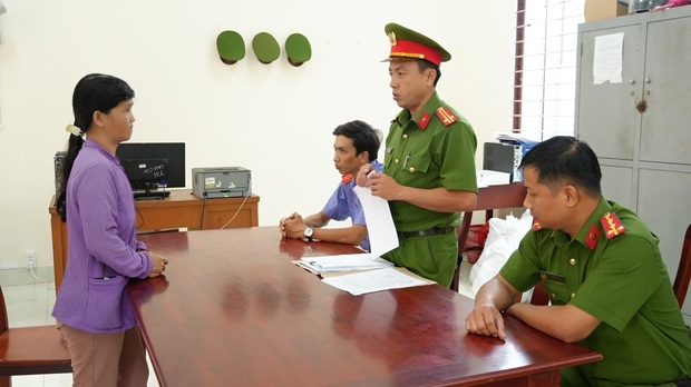 Cơ quan Cảnh sát điều tra Công an tỉnh Đồng Tháp triển khai quyết định khởi tố đối tượng Nguyễn Thị Oanh. (Ảnh: CACC)