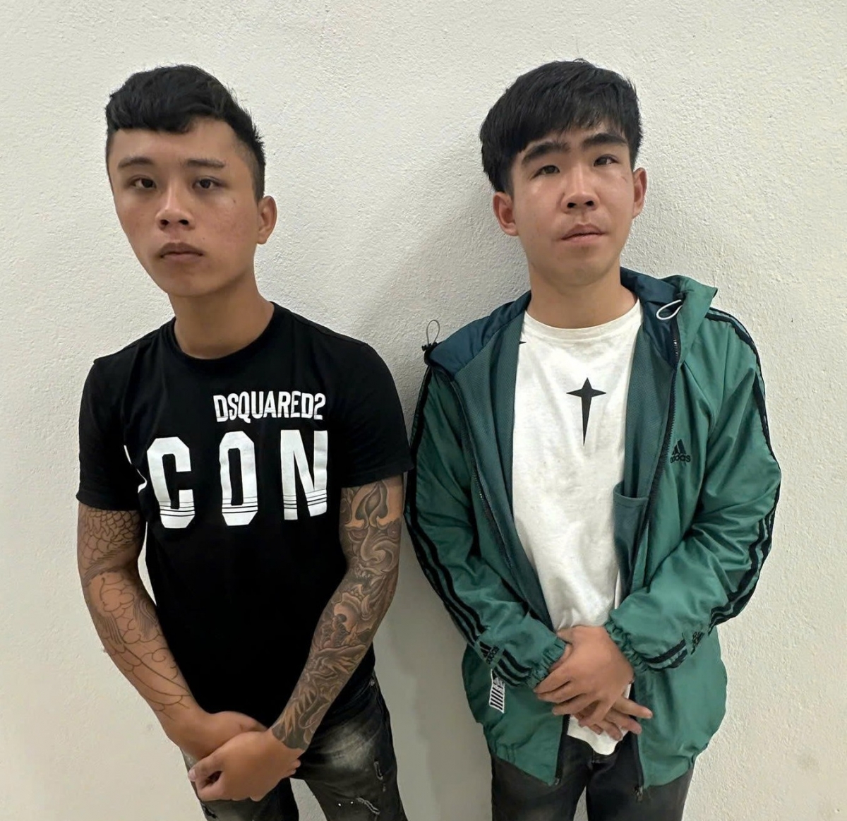 Lê Đức Thiên Bảo (bên trái) và Trịnh Vĩnh Phúc tại cơ quan Công an.