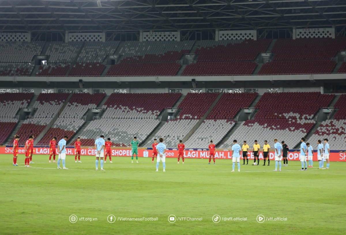 Cầu thủ 2 đội mặc niệm các nạn nhân của vụ lật tàu tại Quảng Ninh. (Ảnh: VFF). 