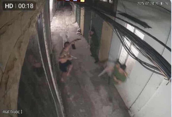 Người đàn ông nổ súng khi công an đến kiểm tra hành chính.