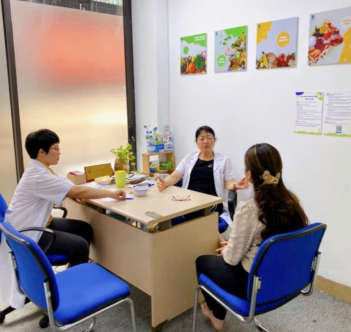 TS.BS Phạm Thúy Hòa đang tư vấn cho một phụ huynh có con thấp bé. Ảnh: NVCC