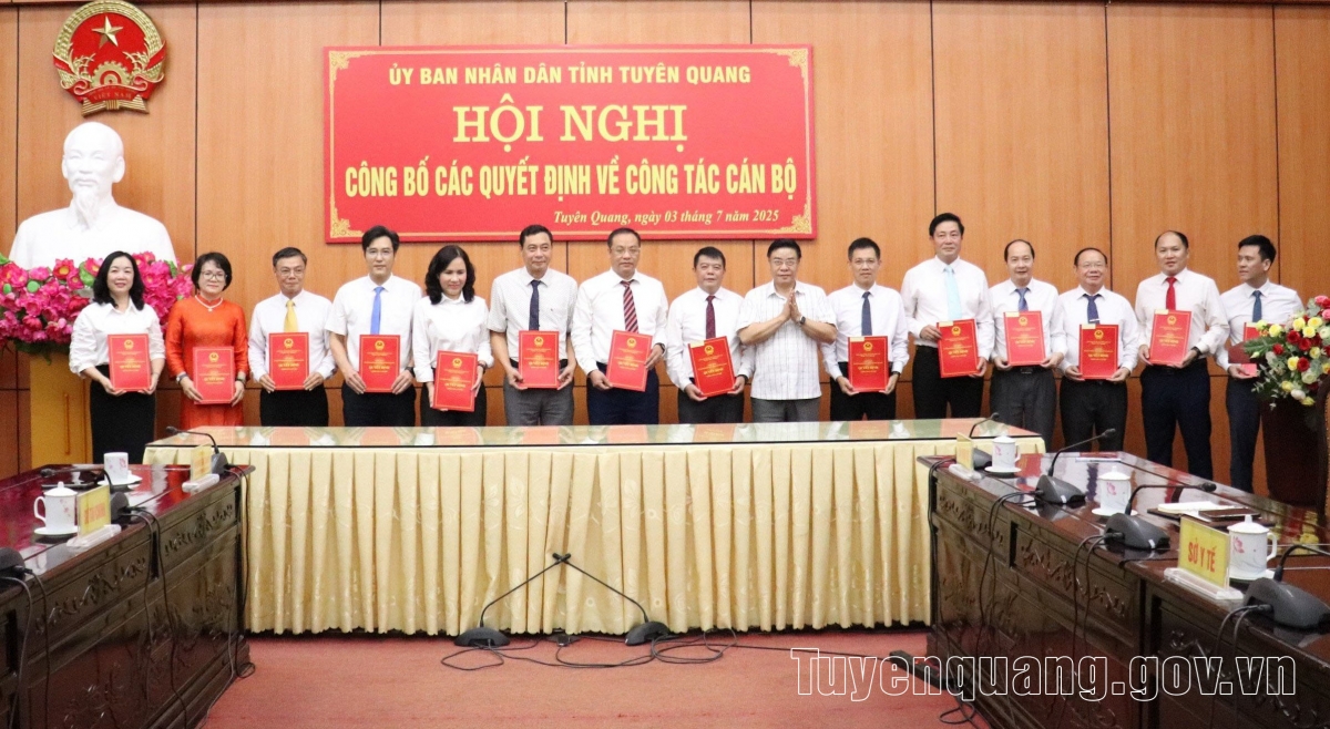 Phó Chủ tịch Thường trực UBND tỉnh Hoàng Gia Long trao Quyết định tiếp nhận và bổ nhiệm lãnh đạo các sở, ban, ngành của tỉnh Tuyên Quang. (Ảnh: Cổng thông tin điện tử Tuyên Quang)