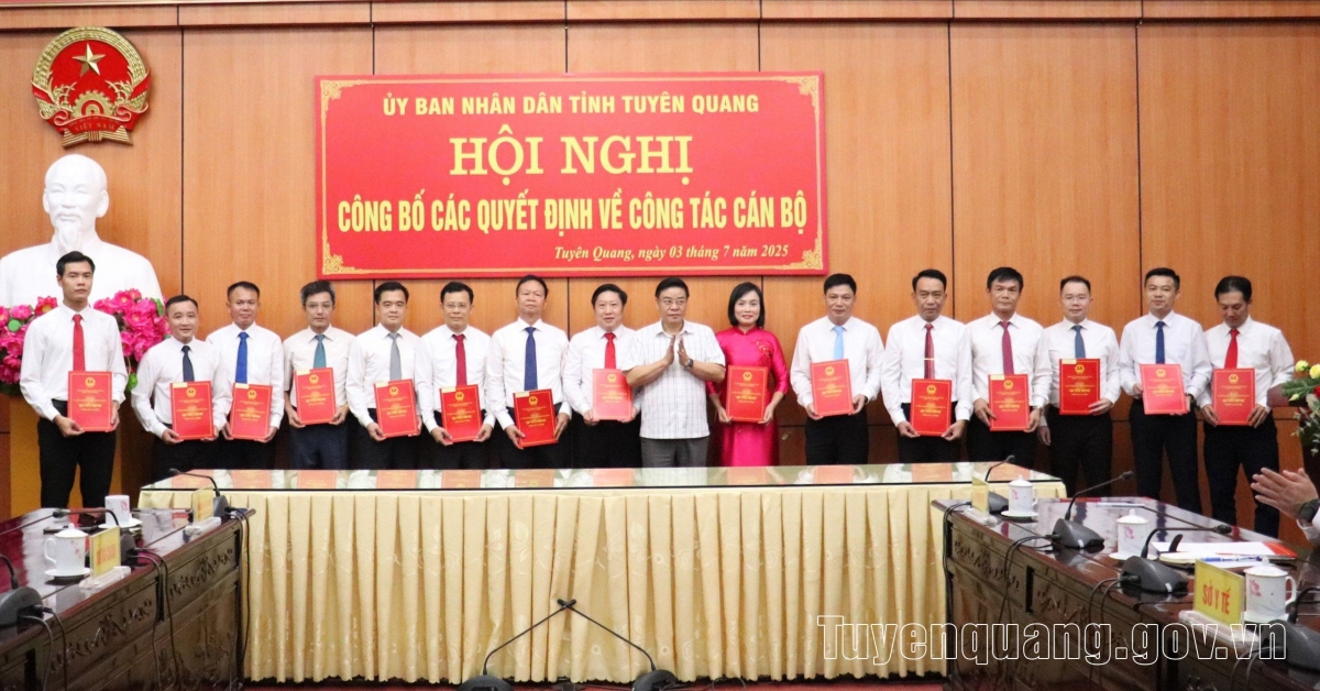 Các lãnh đạo các sở, ban, ngành của tỉnh Tuyên Quang mới nhận Quyết định tiếp nhận và bổ nhiệm. (Ảnh: Cổng thông tin điện tử Tuyên Quang)