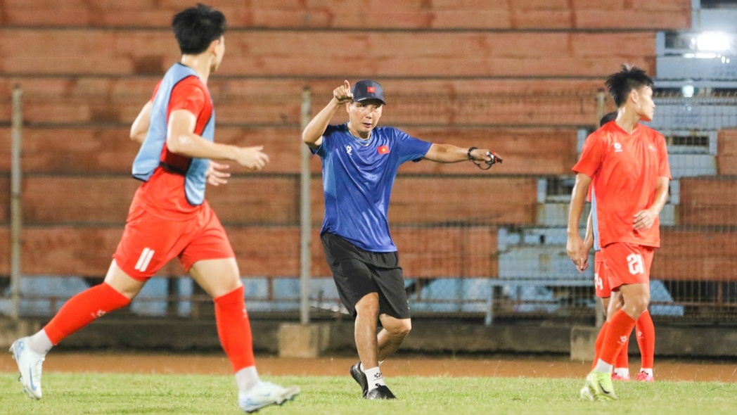 HLV Kim Sang Sik phải thử nghiệm một số phương án thay thế cho vị trí của tiền đạo Nguyễn Thanh Nhàn. (Ảnh: VFF)