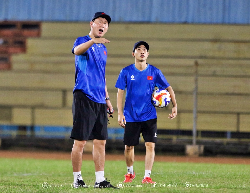 HLV Kim Sang Sik sẽ cần có những tính toán hợp lý cho hành trình bảo vệ ngôi vương U23 Đông Nam Á. (Ảnh: VFF)