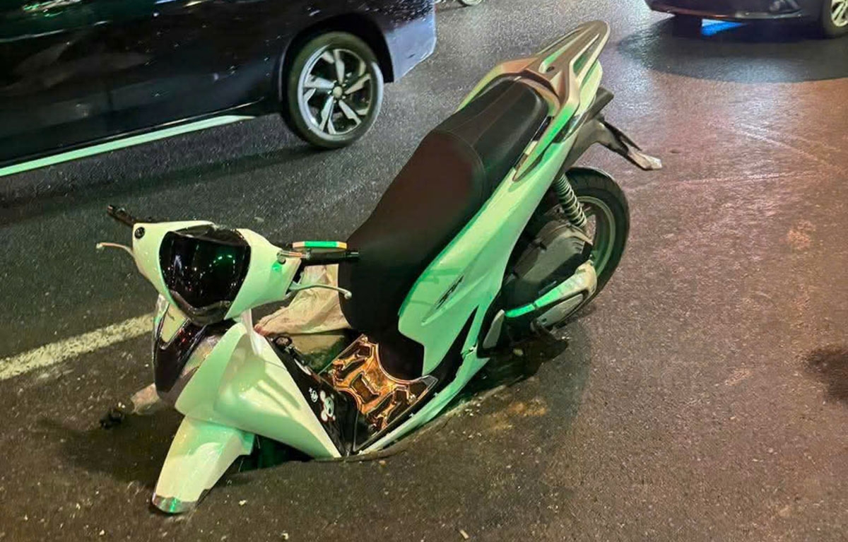 Phần bánh trước của xe lọt thỏm xuống hố tử thần