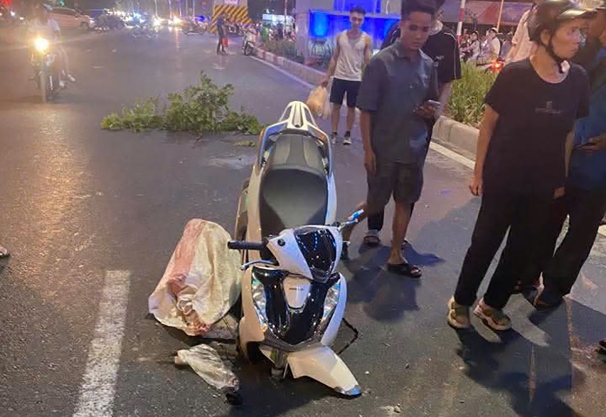 Xe máy SH bị hư hỏng nhẹ, người điều khiển phương tiện bị xây xát nhẹ. Ảnh: CTV