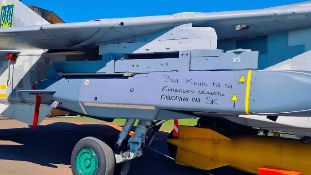 Ký hiệu lạ xuất hiện trên giá treo dưới cánh Su-24MR. Ảnh: Telegram