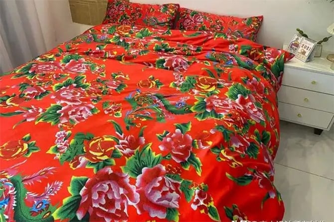 Nên cẩn trọng với các loại vải màu sắc, giá rẻ. (Ảnh: 360.doc)