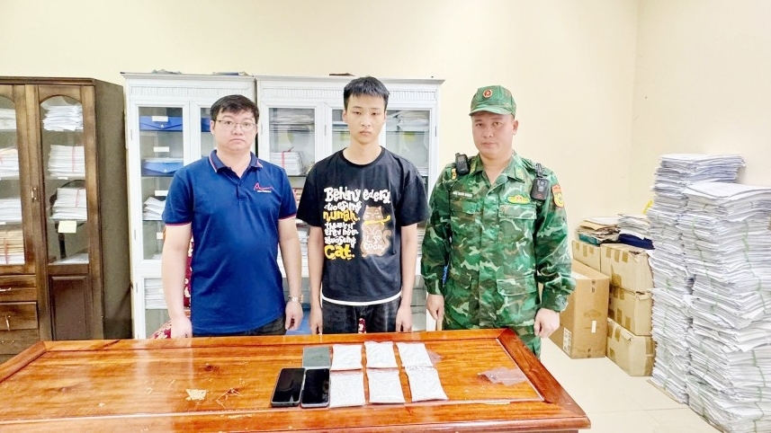 Đối tượng Đoàn Văn Trung cùng tang vật. (Ảnh: CACC)