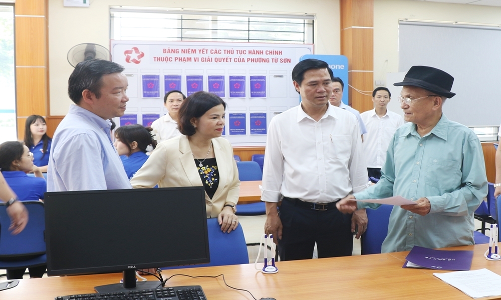 Phó Bí thư Tỉnh ủy Bắc Ninh Nguyễn Hương Giang cùng Phó Chủ tịch UBND tỉnh Bắc Ninh Lê Xuân Lợi kiểm tra quy trình giải quyết thủ tục hành chính tại Trung tâm phục vụ hành chính công phường Từ Sơn. Ảnh: Báo Bắc Ninh