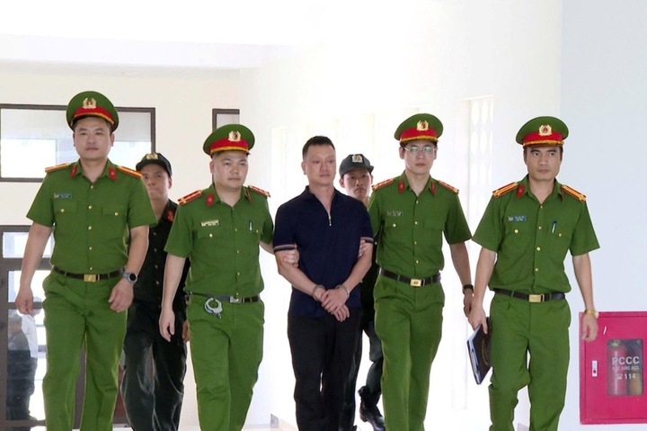 Cơ quan CSĐT Công an tỉnh Thanh Hóa thi hành lệnh bắt Nguyễn Văn Vy (tức Vi "ngộ"), một đại ca giang hồ cộm cán với mạng lưới quan hệ chằng chịt. (Ảnh: Công an Thanh Hoá)