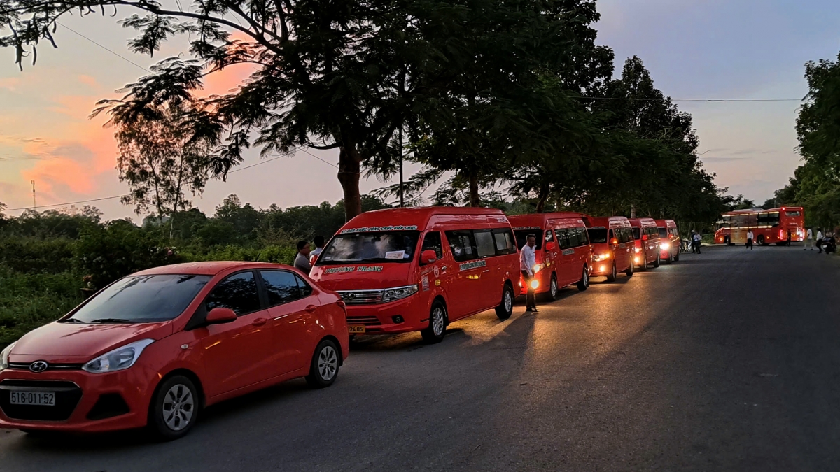Đoàn xe đưa đón cán bộ trải qua hành trình hơn 65km về Trung tâm tỉnh lỵ Vĩnh Long