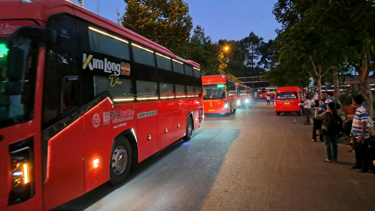 Những chuyến xe đưa đón miễn phí giúp cán bộ vượt qua khó khăn ban đầu, thể hiện sự quan tâm của tỉnh Vĩnh Long với đội ngũ cán bộ.