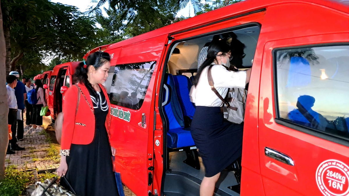 Cán bộ lên xe về đơn vị mới.