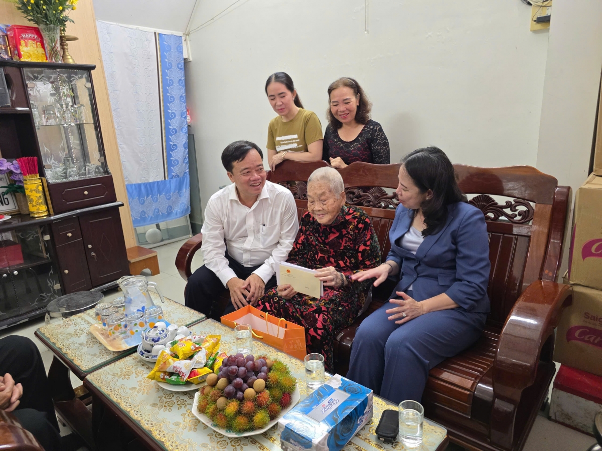 Phó Chủ tịch nước Võ Thị Ánh Xuân đến thăm Mẹ Việt Nam anh hùng Lê Thị Chi.