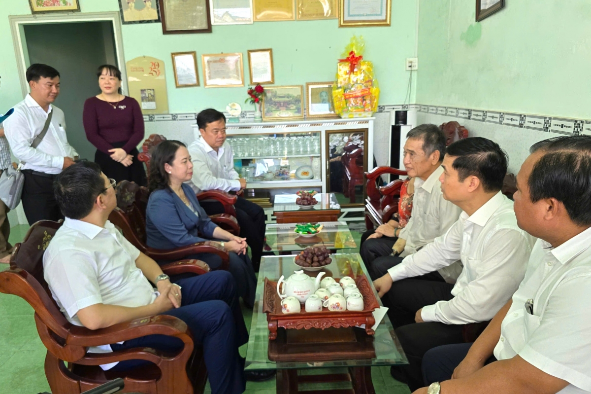  Phó Chủ tịch nước đến thăm gia đình thương binh Hứa Văn Sử