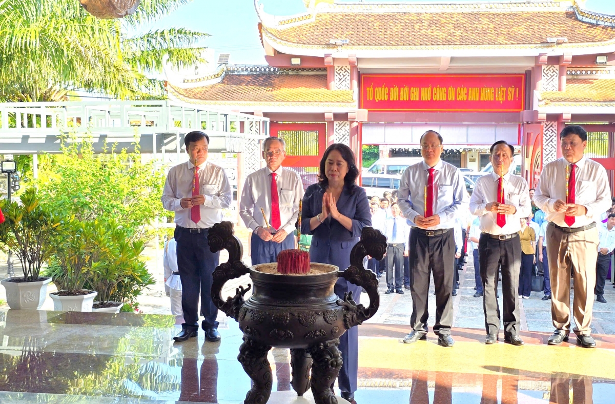 Phó Chủ tịch nước và lãnh đạo tỉnh Cà Mau dâng hương tại Đền thờ 10 Anh hùng liệt sĩ khởi nghĩa Hòn Khoai