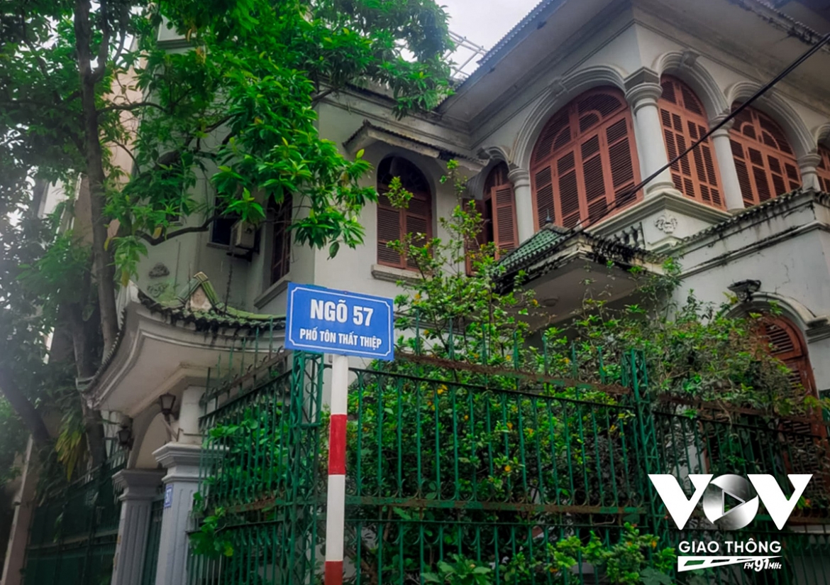 Phố Tôn Thất Thiệp vốn có nhiều trụ sở các cơ quan quân đội và khu vực nhà công vụ nên đây là con phố không có nhiều hoạt động buôn bán sầm uất, tấp nập.