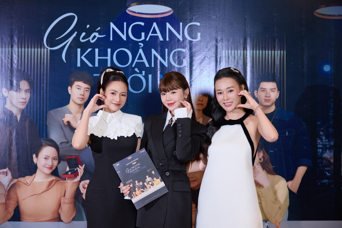"Gió ngang khoảng trời xanh" xoay quanh cuộc sống của ba người phụ nữ hiện đại: Mỹ Anh (Phương Oanh), Trúc Lam (Quỳnh Kool) và Châu Ngân (Việt Hoa). Ảnh: Vũ Toàn