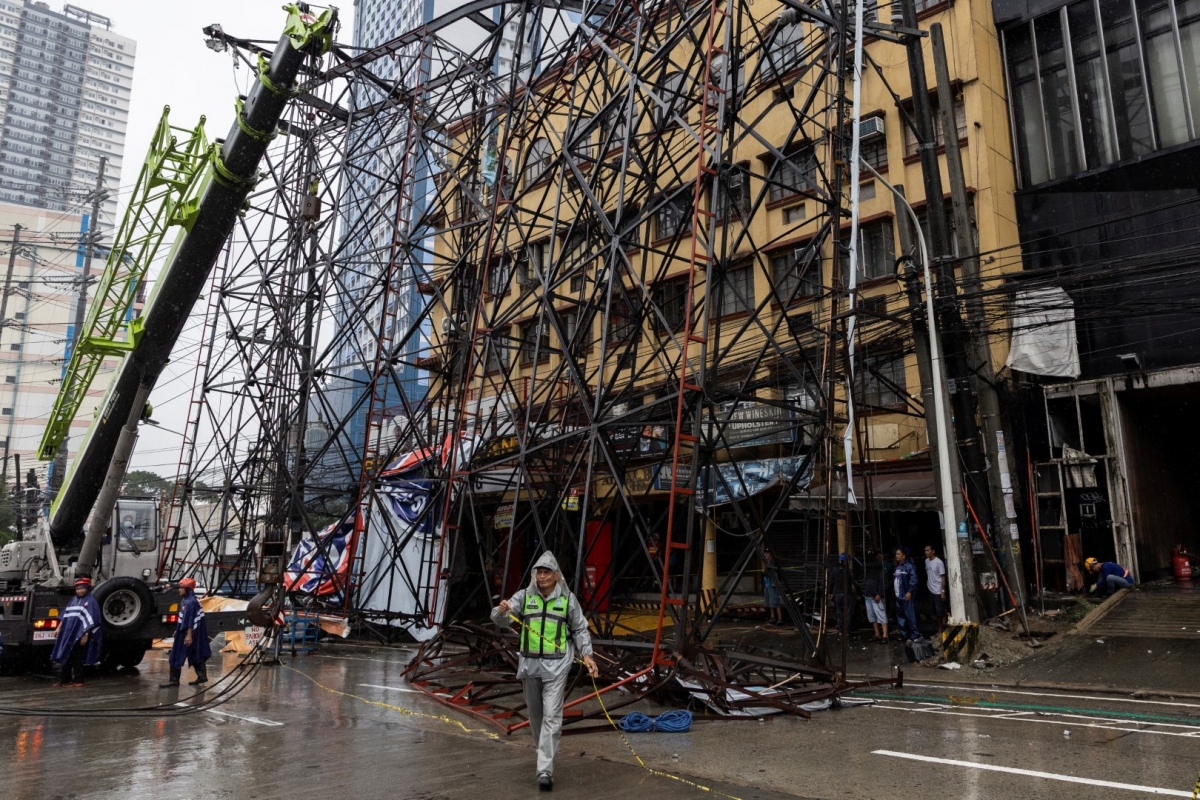 Tại Philippines, bão Wipha đã gây mưa lớn, lũ lụt và 2 người được báo cáo mất tích, Hội đồng Quản lý và Giảm nhẹ Thiên tai Quốc gia của nước này cho hay.