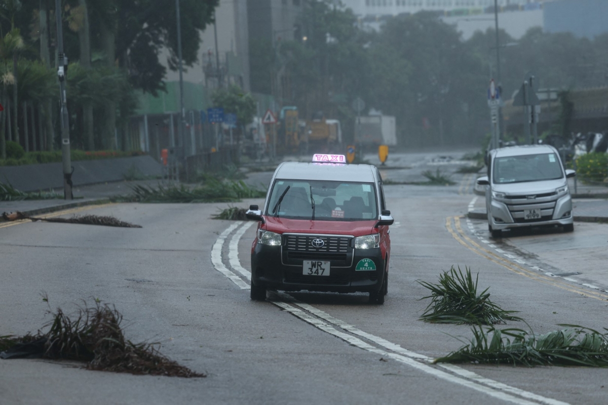 Mưa lớn do bão Wipha gây ra đã trút xuống Hong Kong (Trung Quốc) vào ngày 20/7 khi cơn bão di chuyển về phía Nam và sau đó đổ bộ vào bờ biển tỉnh Quảng Đông (Trung Quốc), khiến nhiều cây xanh và giàn giáo bị đổ, hơn 200 người phải sơ tán đến các trung tâm trú ẩn tạm thời.