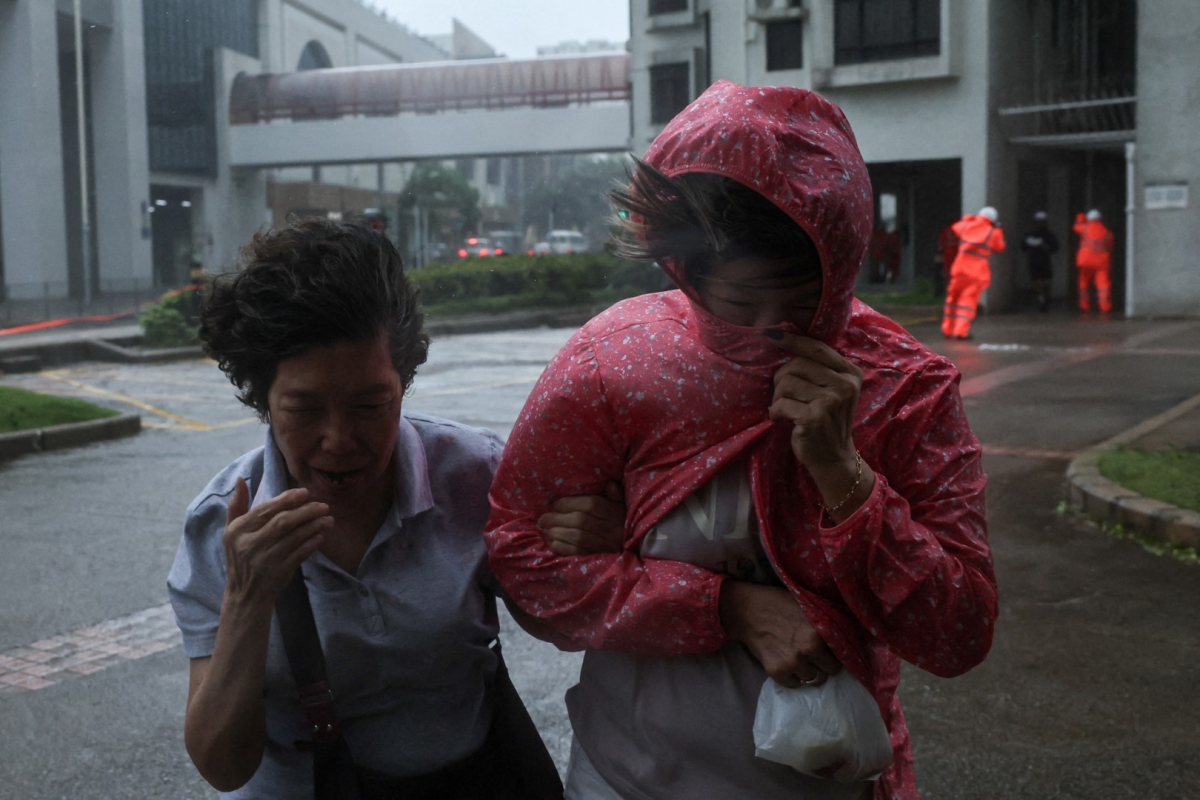 Tuy nhiên, cơ quan khí tượng Hong Kong đã hạ mức cảnh báo bão xuống tín hiệu gió mạnh số 3 vào lúc 19 giờ 45 phút. Trước đó, vào khoảng 16 giờ, mức cảnh báo đã được hạ từ tín hiệu số 10 xuống số 8, sau gần 7 giờ được duy trì.