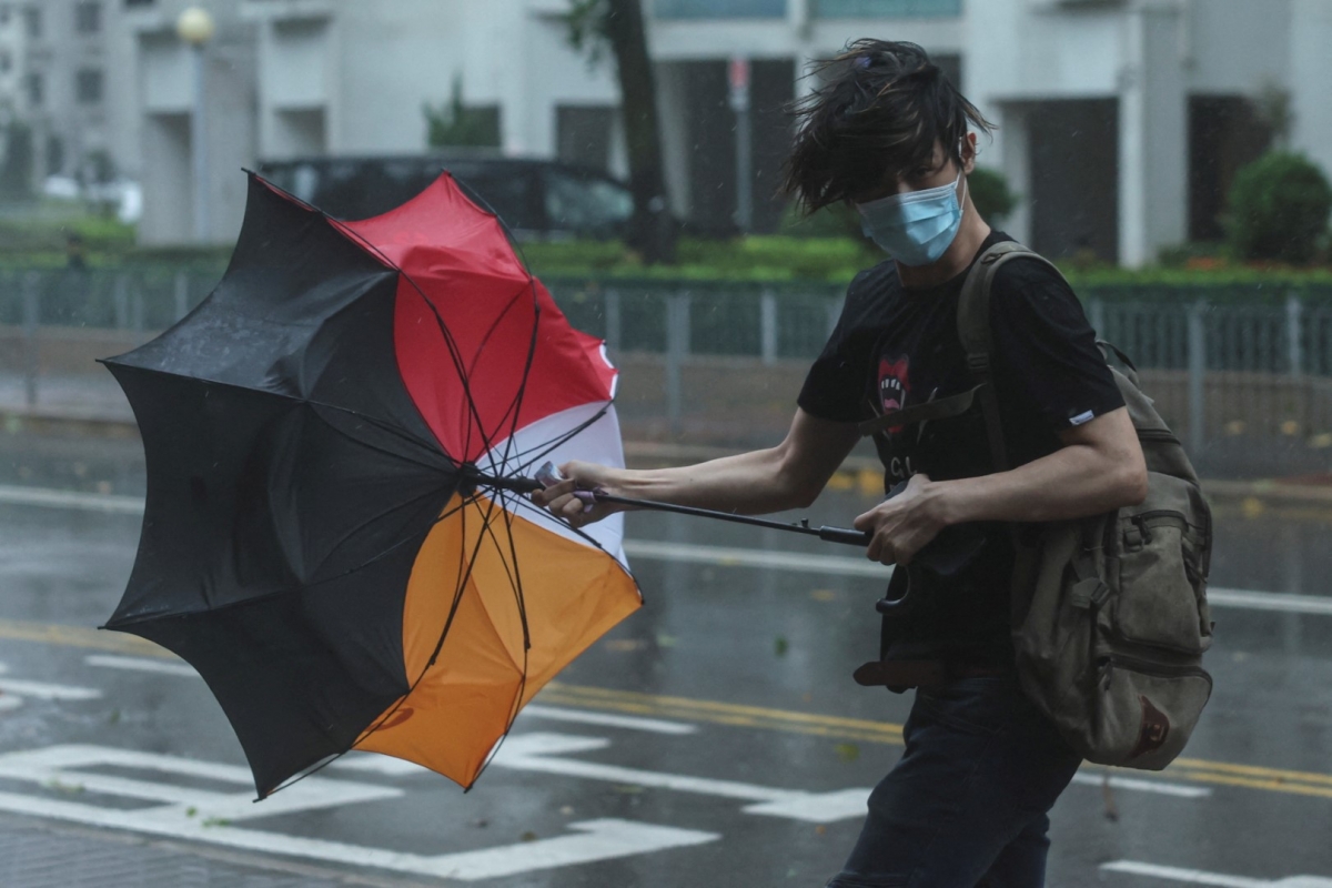 “So với các cơn bão trước như Mangkhut và Hato gây thiệt hại nghiêm trọng hơn nhiều, ảnh hưởng lần này chủ yếu là cây đổ và giàn giáo sập", Ủy viên Hội đồng Quận phía Đông Kenny Yuen nói với Reuters.