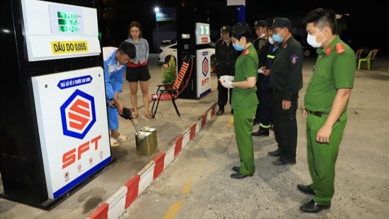 Lực lượng chức năng điều tra khám phá vụ xăng giả (Ảnh: Công an tỉnh Đồng Nai)