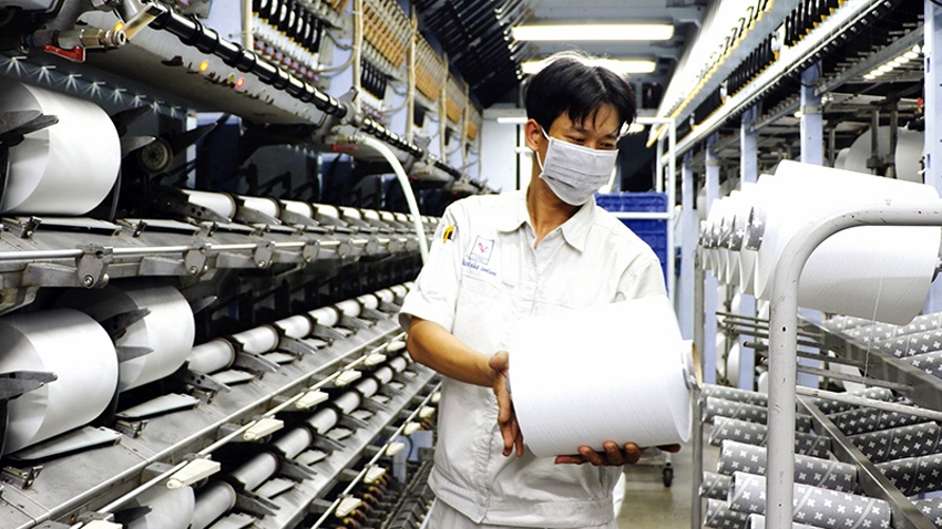 Nhiều thị trường khắt khe về xuất xứ nguyên phụ liệu sản xuất dệt may - Ảnh minh họa: KT