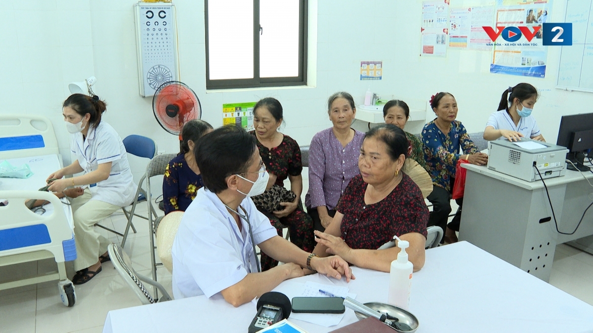 Người dân đến khám tại trạm y tế xã Yên Lãng, TP Hà Nội chiều 8/7