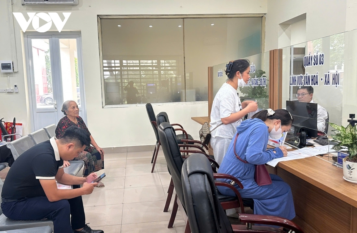 Dù mới đi vào vận hành theo mô hình chính quyền 2 cấp nhưng dịch vụ hành chính công phường Yên Sở luôn nhận được sự hài lòng của người dân