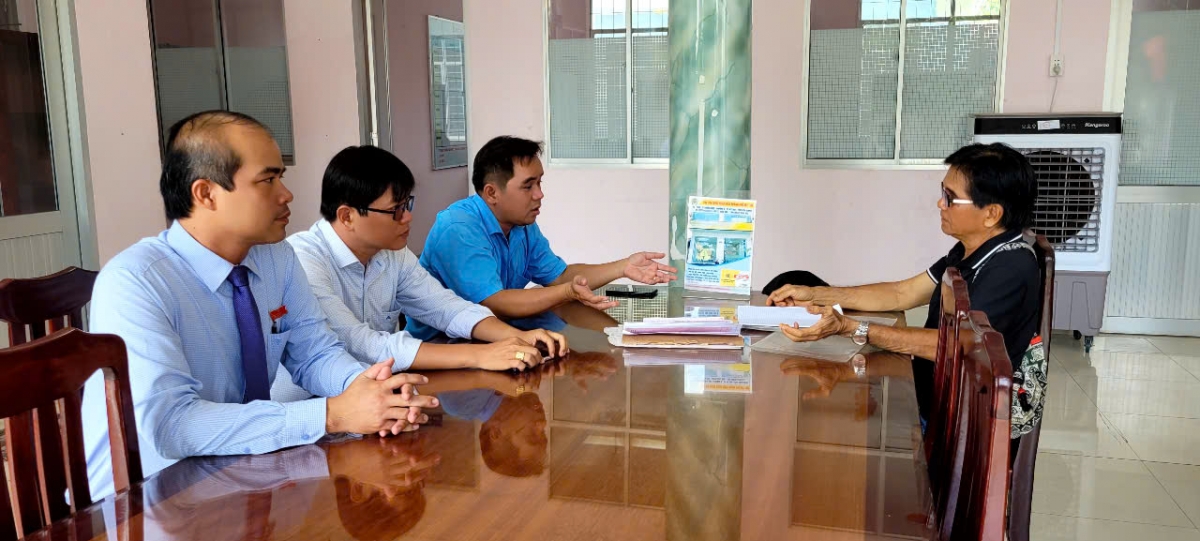 Cán bộ phường Thới Sơn, tỉnh Đồng Tháp tiếp những công dân đầu tiên vào sáng ngày 1-7