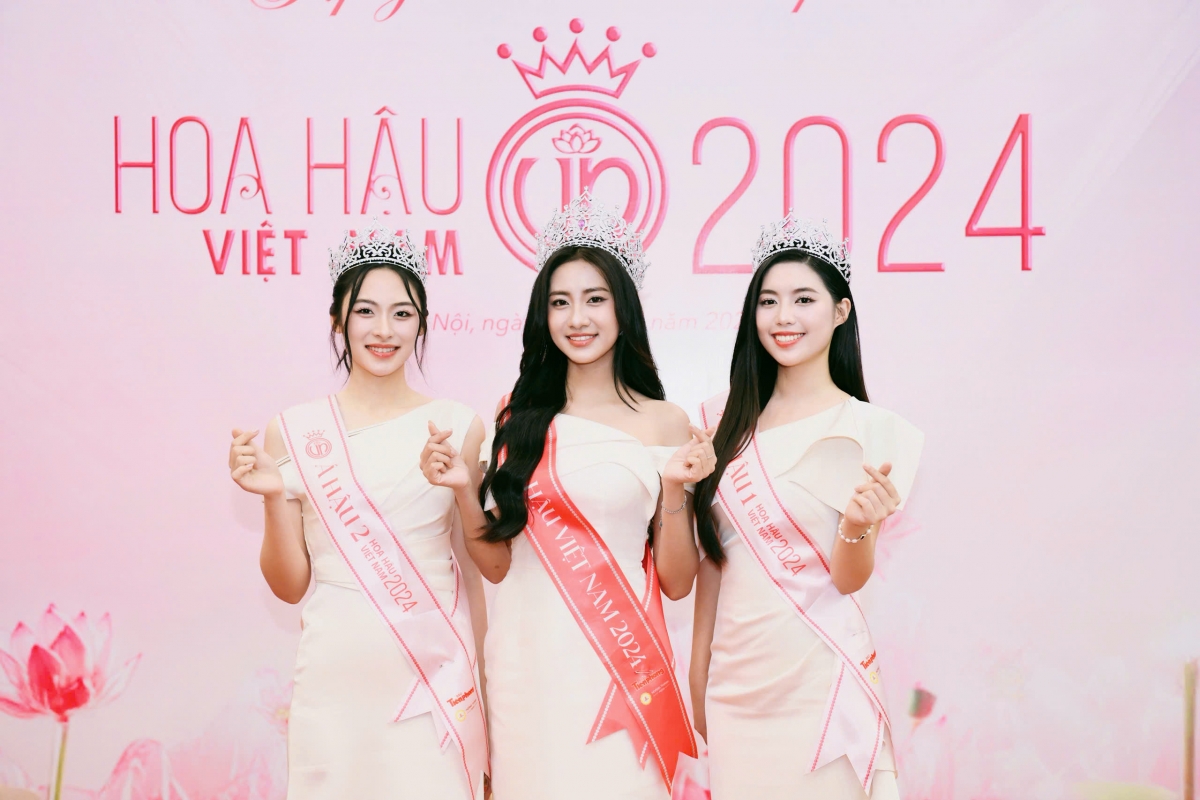 Top 3 Hoa hậu Việt Nam 2024, Hoa hậu Hà Trúc Linh (giữa), Á hậu 1 Trần Ngọc Châu Anh (phải) và Á hậu 2 Nguyễn Thị Vân Nhi.