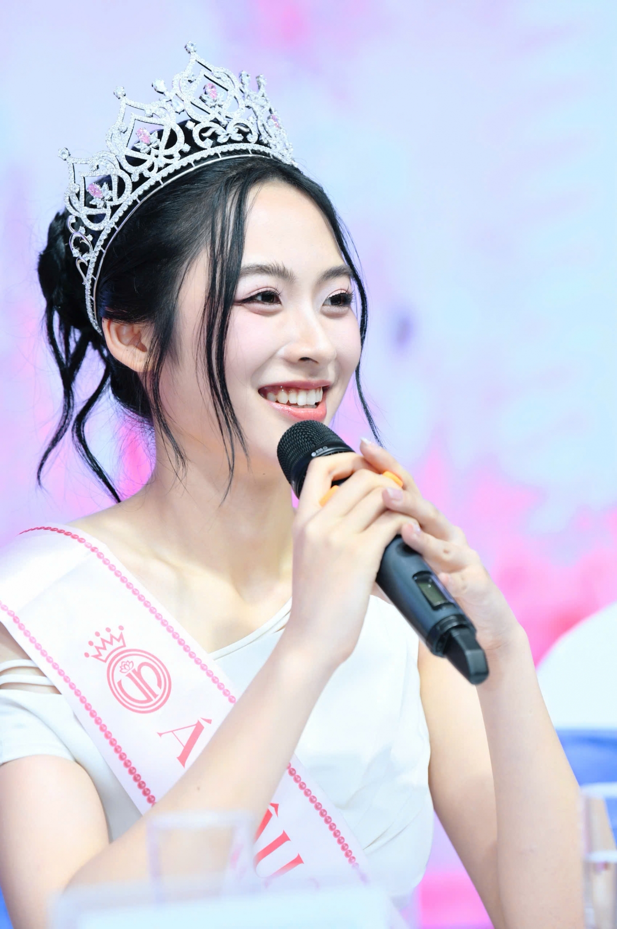 Vân Nhi hiện là sinh viên Đại học Phenikaa. Từ đầu cuộc thi, Vân Nhi đã được đánh giá cao bởi chiều cao nổi bật (1m74), gương mặt xinh xắn và kinh nghiệm catwalk.