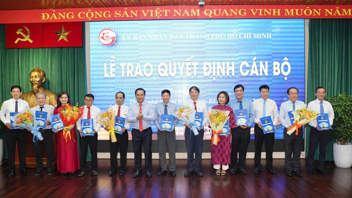 Chủ tịch UBND TP.HCM Nguyễn Văn Được trao quyết định cho lãnh đạo các cơ quan báo chí (ảnh T.V)
