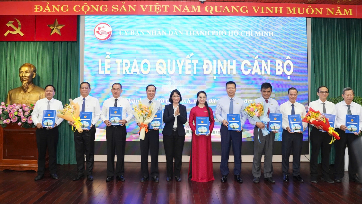 Phó Chủ tịch UBND TP.HCM Trần Thị Diệu Thúy trao quyết định (ảnh T.V)