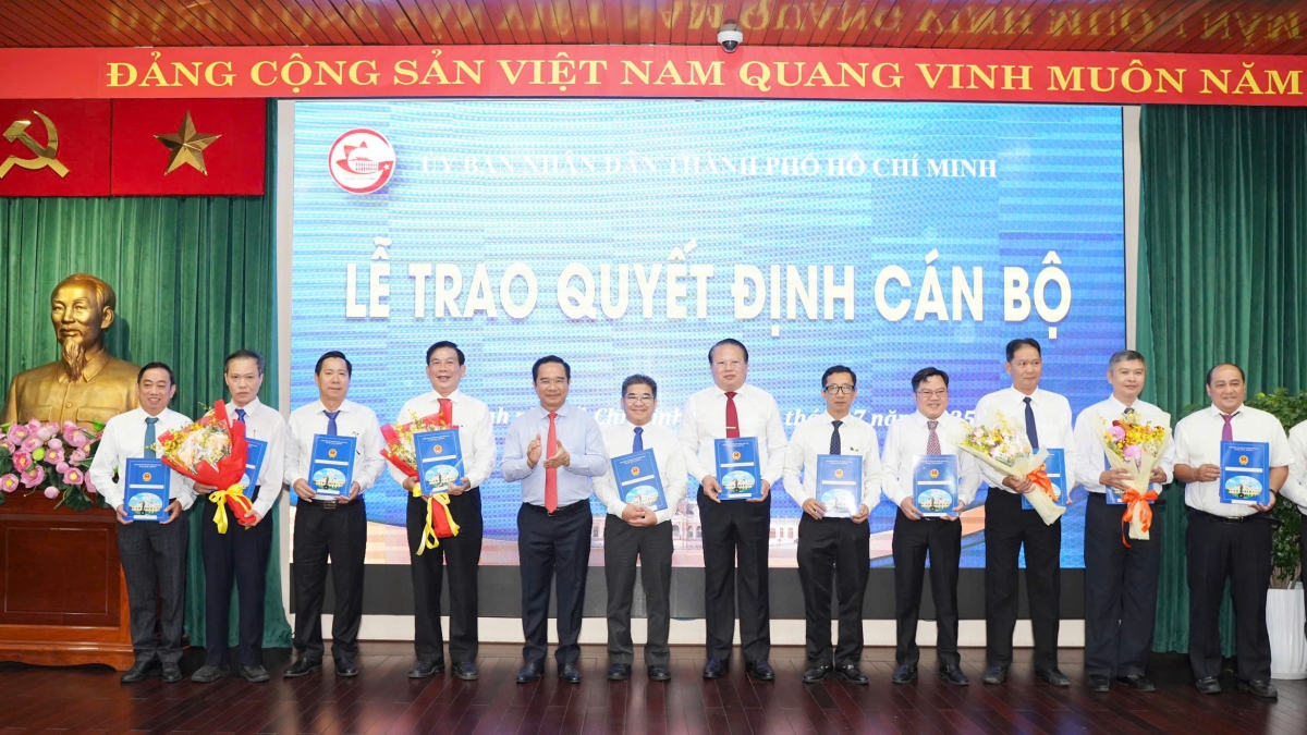 Chủ tịch UBND TP.HCM Nguyễn Văn Được trao quyết định cho lãnh đạo các ban quản lý (ảnh T.V)