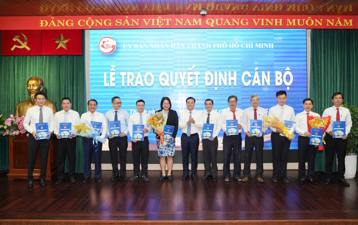 Phó Chủ tịch UBND TP.HCM Bùi Xuân Cường trao quyết định (ảnh T.V)