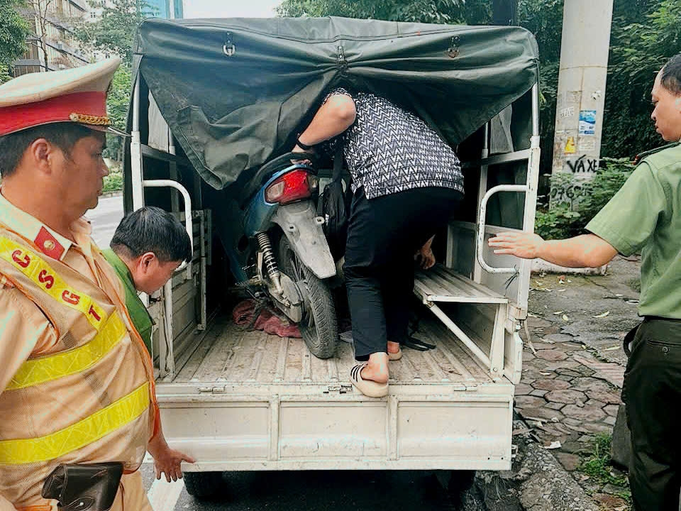 CSGT cùng Công an phường Cầu Giấy đưa đối tượng và tang vật về trụ sở