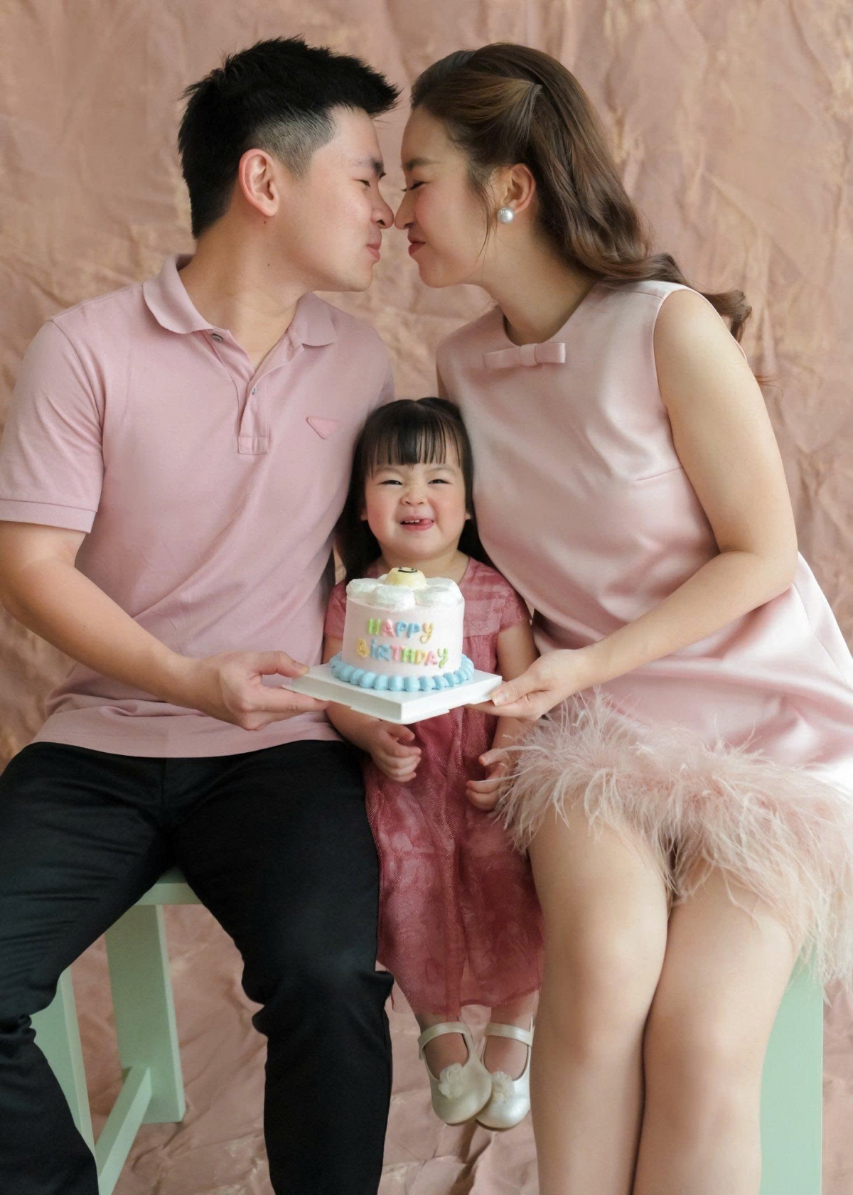 Những khoảnh khắc giản dị, ấm áp cùng lời nhắn đầy yêu thương từ mẹ Linh khiến nhiều người xúc động: “Em đã biết nói ‘Yêu mẹ Linh nhất đời’ và cũng biết nói ‘Con không thích mẹ Linh đâu’ những lúc bị mẹ mắng. Em còn giành ba Quang với mẹ nữa cơ. Rồi sau đó thủ thỉ: ‘Ba của hai mẹ con’. Yêu em lắm, em bé của mẹ”.