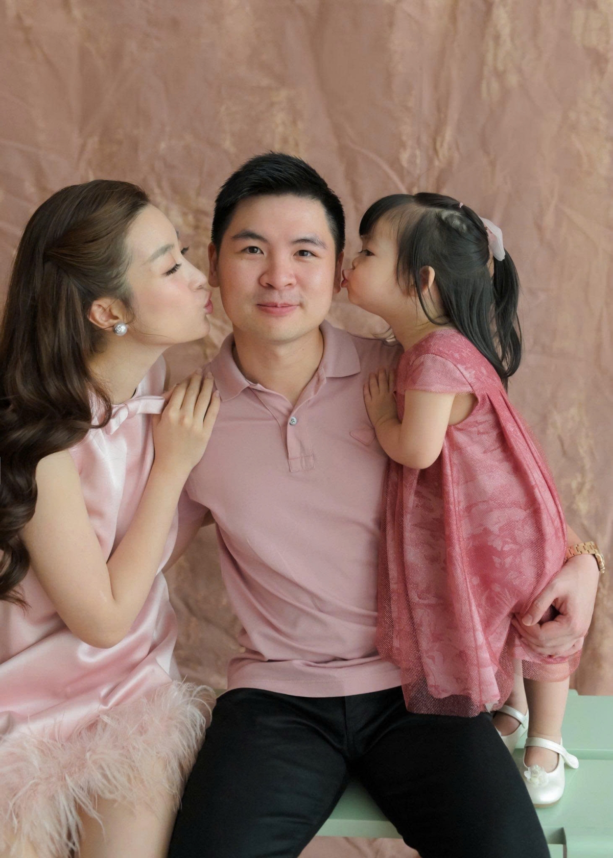 Một năm sau đám cưới, tháng 7/2023, Đỗ Mỹ Linh sinh con gái đầu lòng - bé Tuệ An. Cuộc sống sau sinh của nàng hậu vẫn kín tiếng đúng phong cách cũ, cho đến khi cô chia sẻ hình ảnh tổ ấm nhỏ trong tiệc sinh nhật 2 tuổi của con gái vừa qua. 